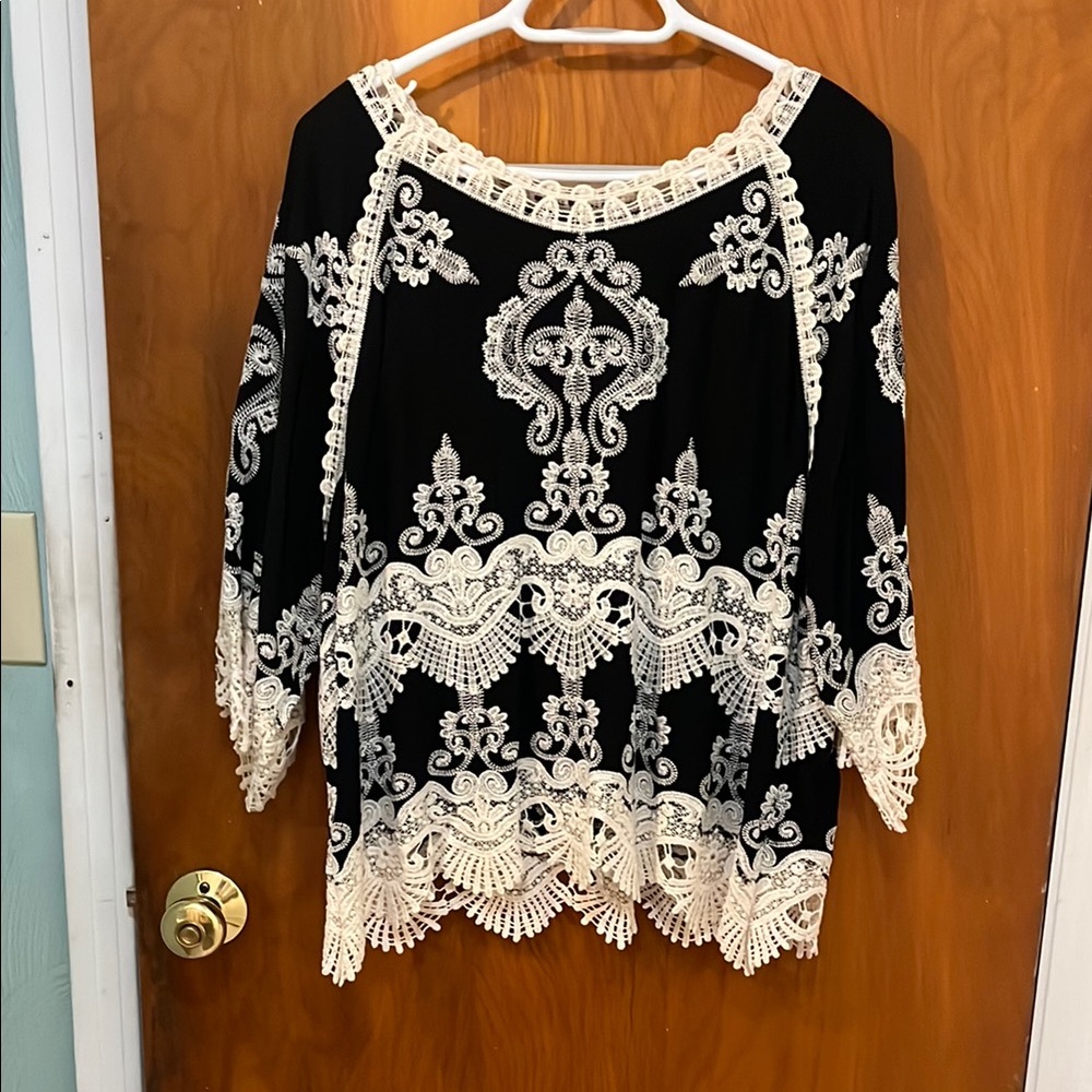 Leo & Nicole Black and White Embellished 3/4 Sleeve Blouse